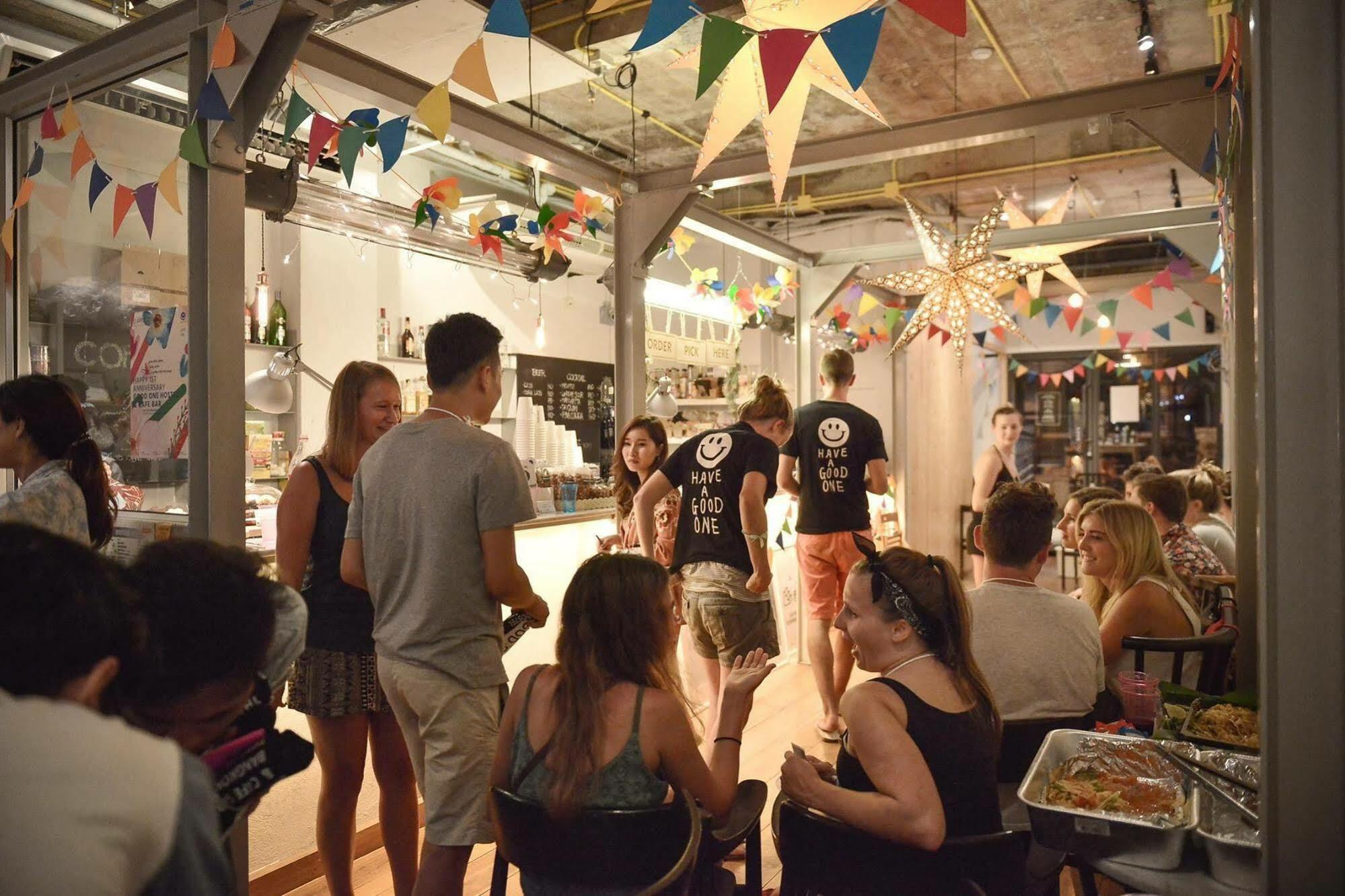 הוסטל בנגקוק Good One Poshtel & Cafe Bar מראה חיצוני תמונה